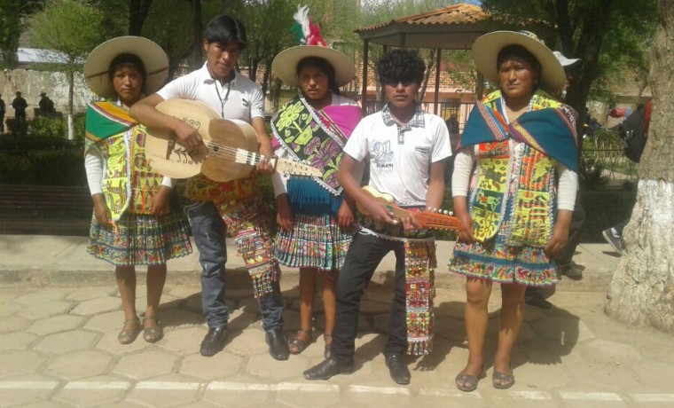 el-grupo-musical-que-participo-de-la-feria-en-caripuyo