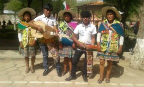 Poesía y canto dedicados a la democracia matizaron la feria sobre Democracia Intercultural en Caripuyo
