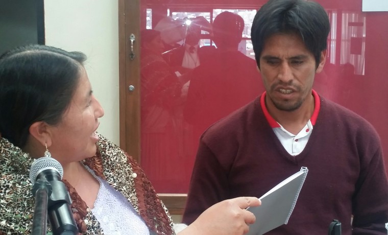 1-la-vocal-del-ted-potosi-celia-arias-entrega-cartilla-democracia-intercultural-en-lenguaje-braile