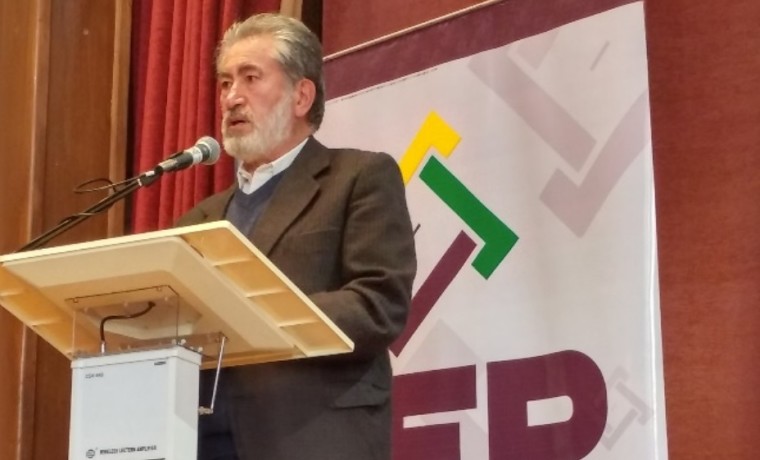 2-exposicion-por-el-docente-universitario-carlos-galvarro