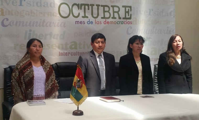 2-la-vocal-del-ted-potosi-celia-arias-entrega-cartilla-democracia-intercultural-en-lenguaje-braile