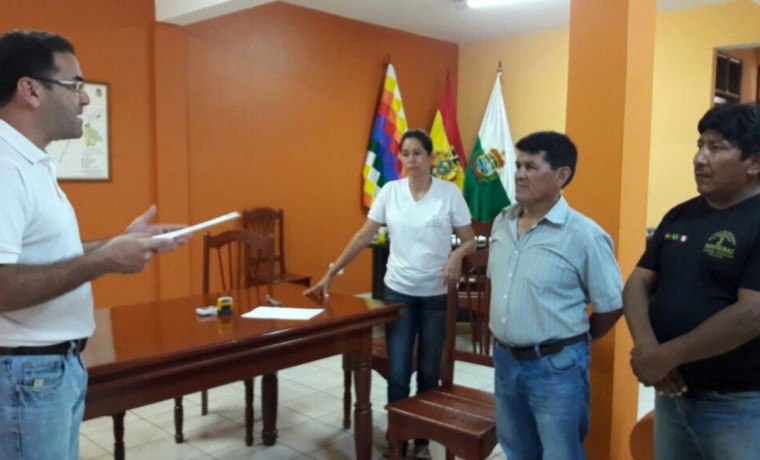 3-el-presidente-del-ted-pando-kalil-arab-entrega-la-resolucion-a-los-representantes-de-pst