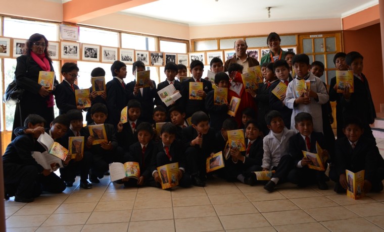 estudiantes-ue-primero-de-abril-con-material-bibliografico