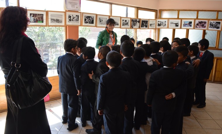 estudiantes-observan-exposicion-fotografica