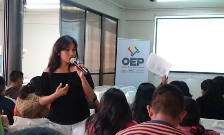 exposicion-por-la-tecnico-de-comunicacion-del-sifde-tarija-mabel-chiri