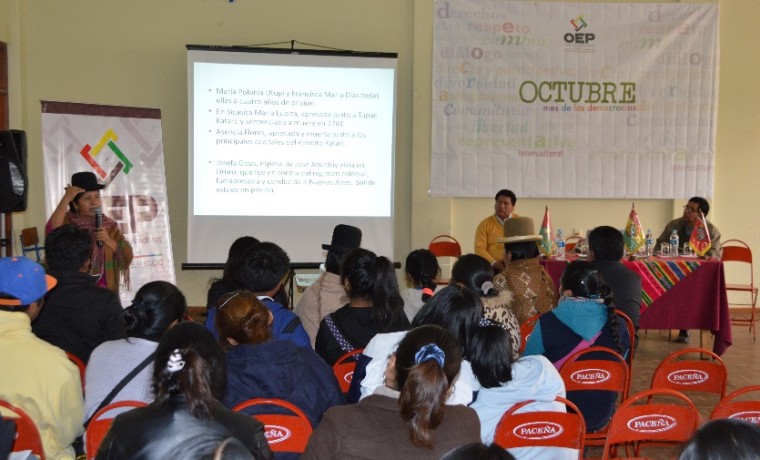 la-vocal-del-tse-maria-eugenia-choque-expone-para-los-asistentes