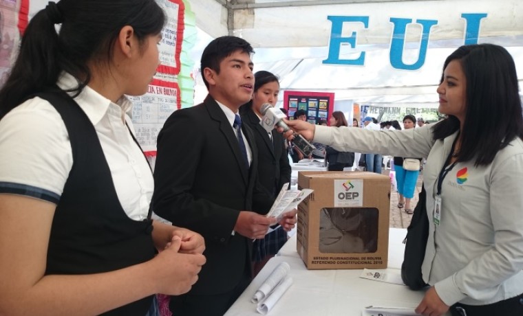 las-y-los-estudiantes-exponen-sobre-democracia-ante-los-medios-de-comunicacion-_1