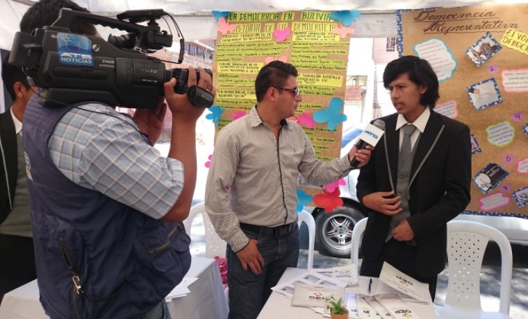 las-y-los-estudiantes-exponen-sobre-democracia-ante-los-medios-de-comunicacion-_3