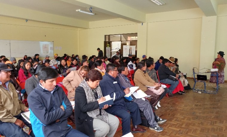 los-asistentes-del-seminario-consulta-a-la-vocal-del-tse-maria-eugenia-choque-_1