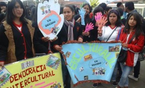Alrededor de 800 estudiantes participan de la Caravana de la Democracia en Sucre