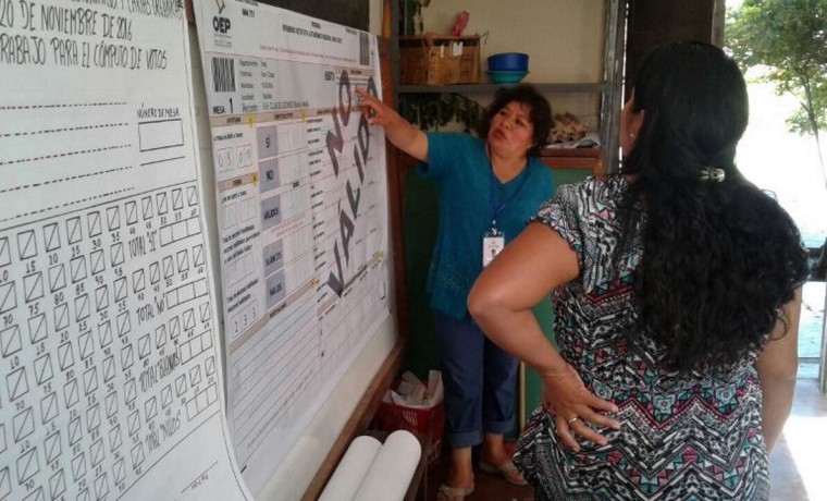 6-una-de-las-juradas-de-mesa-de-sufragio-pone-en-practica-el-llenado-del-acta-electoral
