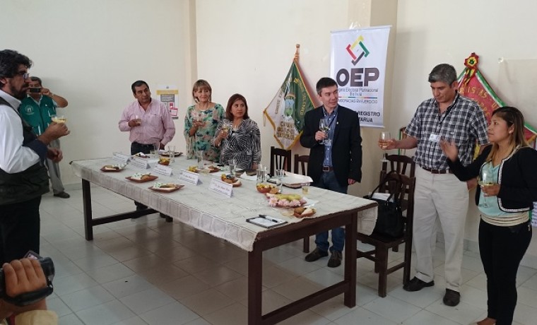 durante-el-brindis-palabras-de-la-nueva-oficial-de-registro-civil-teresa-vallejos-cruz