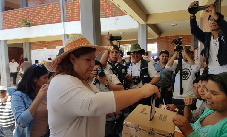 vint-alcaldesa-de-vinto-emite-su-voto-en-la-unidad-educativa-martin-cardenas-mesa-2