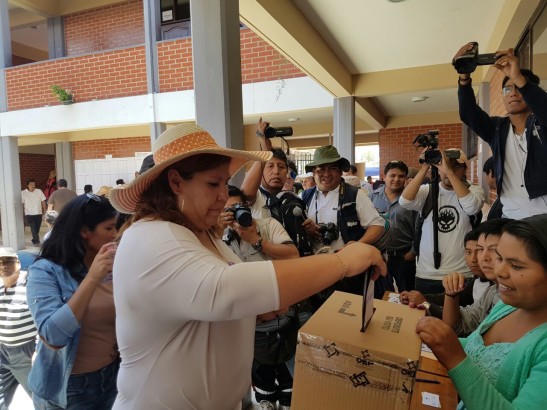 vint-alcaldesa-de-vinto-emite-su-voto-en-la-unidad-educativa-martin-cardenas-mesa-2