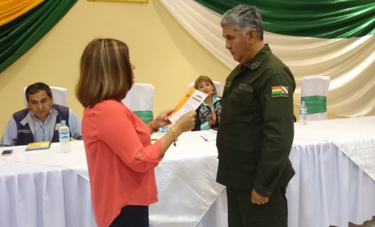 reconocimiento-al-comandante-de-la-policia-de-yacuiba-tte-cnel-oscar-barrios