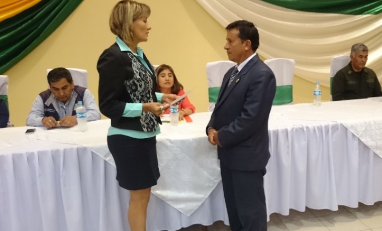 reconocimiento-al-director-distrital-de-educacion-de-yacuiba-rolando-jaramillo