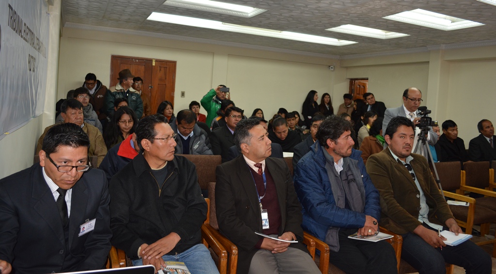 asistentes-a-la-presentacion-de-informe-en-salon-del-ted-potosi