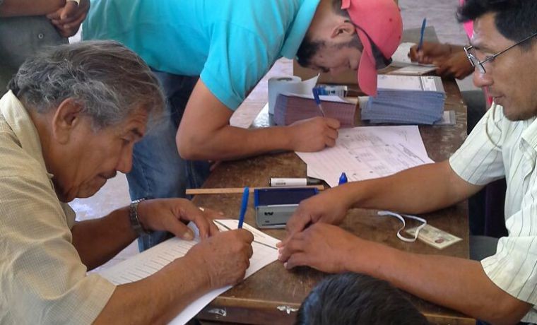 charagua-pueblo-las-y-lo-jurados-de-mesa-preparan-el-material-para-la-eleccion