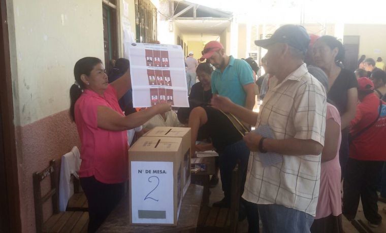 charagua-pueblo-las-y-los-jurados-de-mesa-muestran-las-papeletas-de-sufragio-1