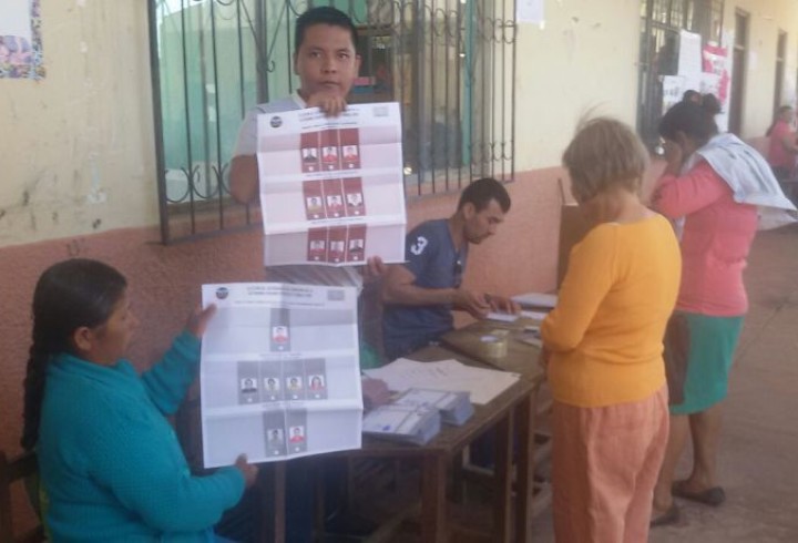 charagua-pueblo-las-y-los-jurados-de-mesa-muestran-las-papeletas-de-sufragio