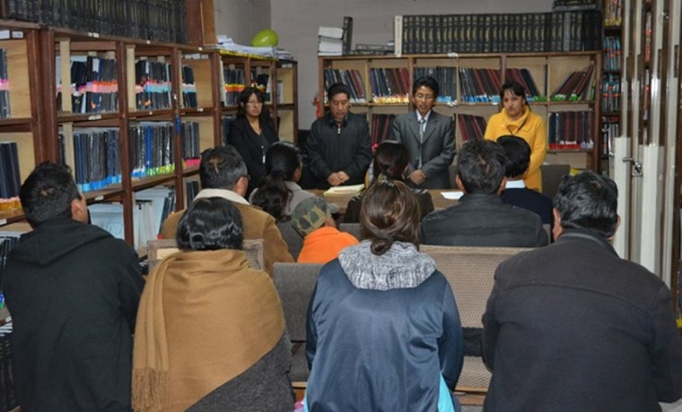 El director del SERECI Potosí durante la posesión de los oficiales de registro civil.