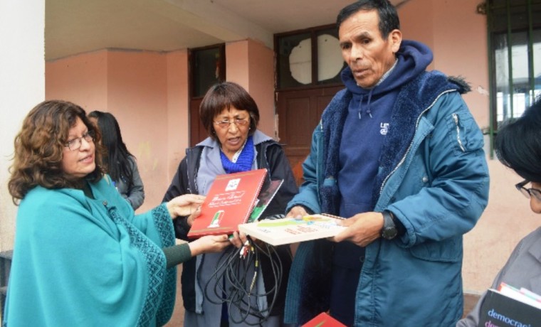 La Vocal Dunia Sandoval entrega material infomativo a las autoridades del colegio.