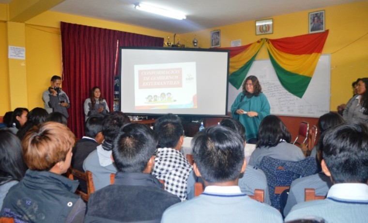 La Vocal Dunia Sandoval explica las funciones del OEP a las y los estudiantes del colegio Villa el Carmen.