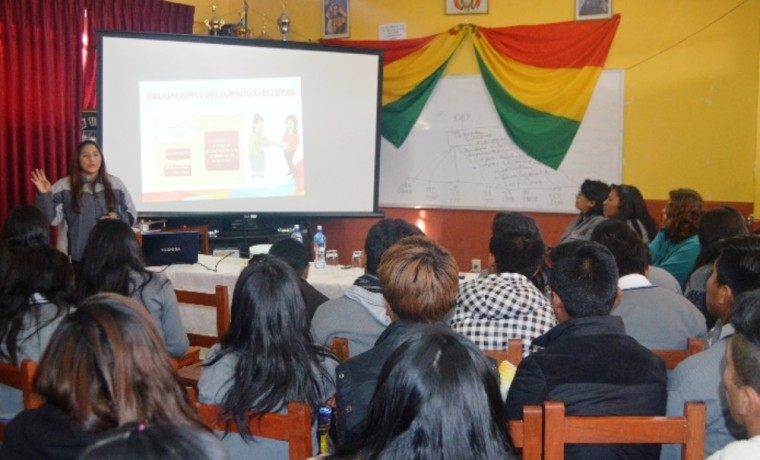 La técnico del SIFDE, Jacqueline Estrada, explica sobre el procedimiento para la elección de los gobiernos estudiantiles.