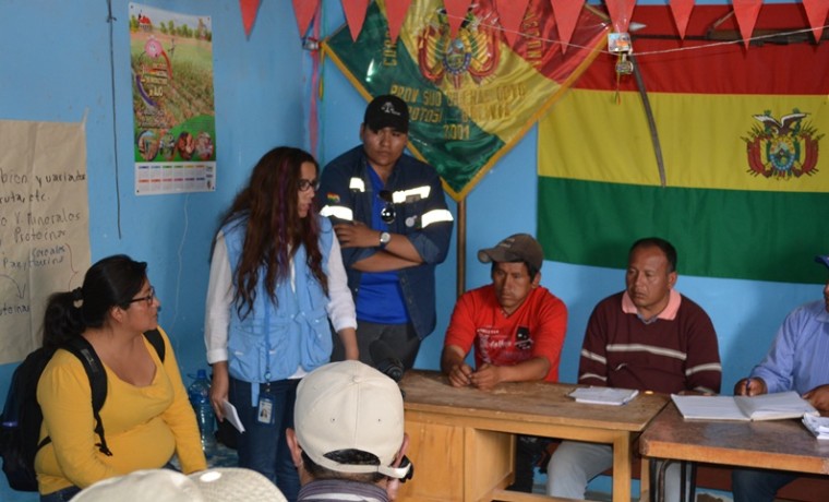 La técnico del SIFDE del TSE y la representante Alto Comisionado de las Naciones Unidas explican sobre derechos de pueblos indigenas a la consulta previa.