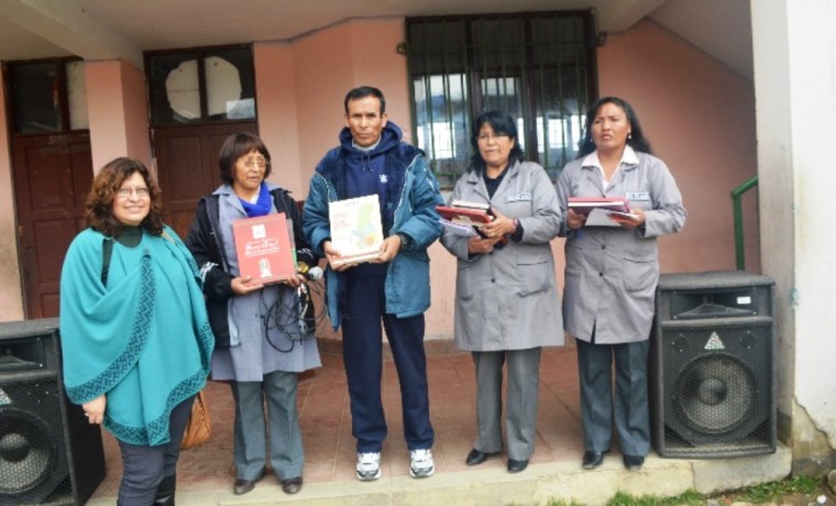 Las y los docentes del colegio Villa el Carmen junto a la Vocal del TSE, Dunia Sandoval.