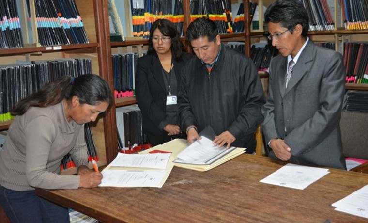 Una Oficial de Registro Civil recibe su memorándum de designación.