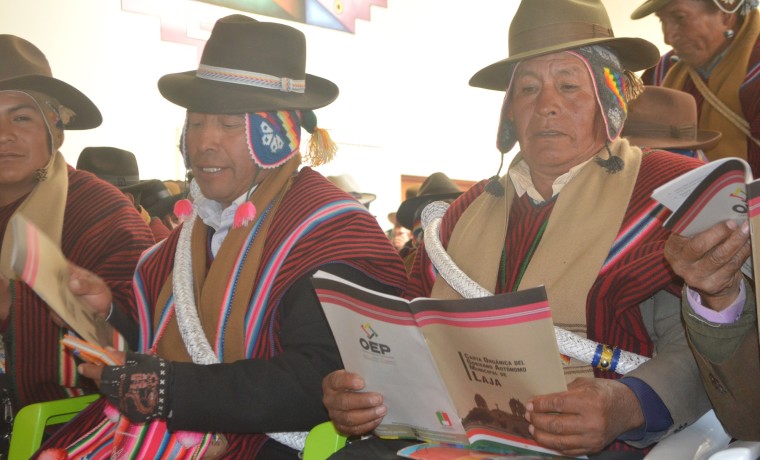 Comunarios de Laja dan lectura a la Carta Orgánica con miras al referendo del 9 de julio