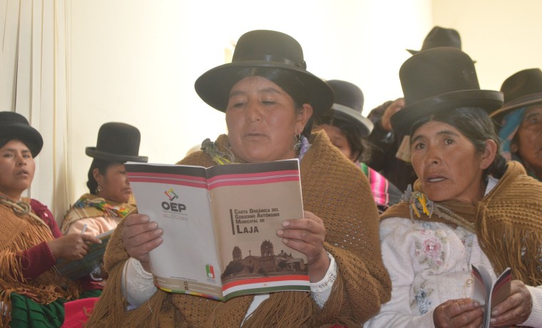 El documento es revisado por las comunarias.