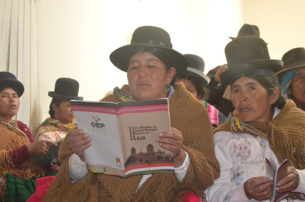 El documento es revisado por las comunarias.