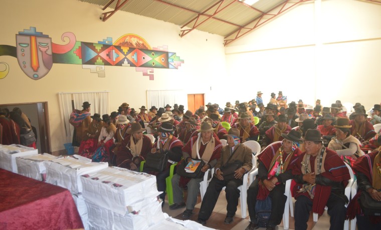 La entrega de los ejemplares se realizó en acto público con la presencia de las organizaciones sociales.