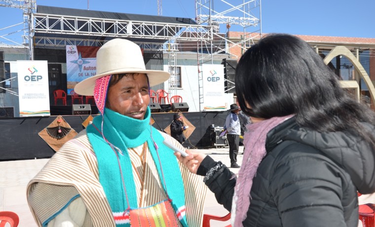 2. El Qhastan YOqztan qamñi zoñi mä eph, Paulino Condori, atiende a la prensa.