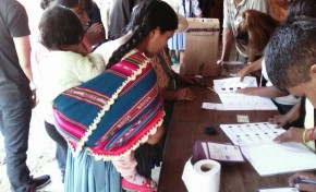 Referendo autonómico: la gente hace filas para votar en Shinahota