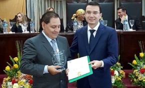 Presidente del TED Santa Cruz, Eulogio Núñez, recibe distinción del Colegio de Abogados