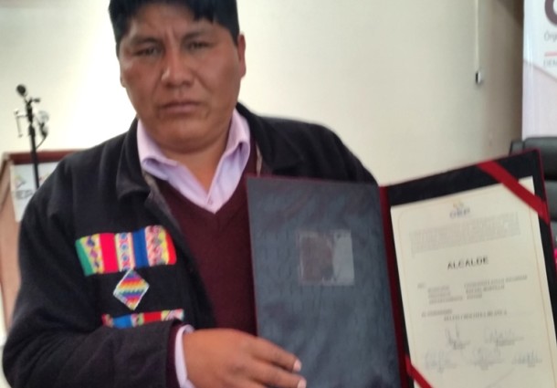 El TED Potosí entrega la credencial al alcalde electo de Chuquihuta, Delfin Chocotea