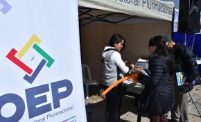 La Paz: informan sobre Democracia Intercultural en la feria de Alto Obrajes