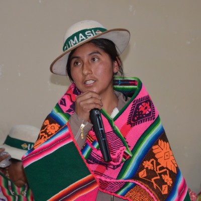 7. La candidata Betty Condori se presenta ante el jacha tantachawi