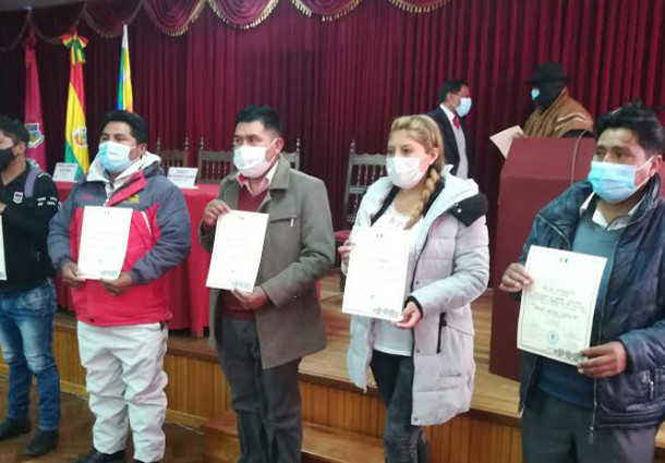 El TED Oruro entrega credenciales a las autoridades del Gobierno Autónomo Indígena Originario Campesino de Salinas