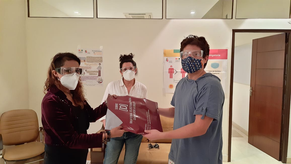 Cierre de la mesa de sufragio en Nueva Delhi.