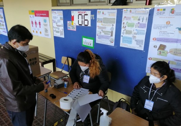 1.824 residentes bolivianos en Santiago de Chile sufragaron el 18 de octubre