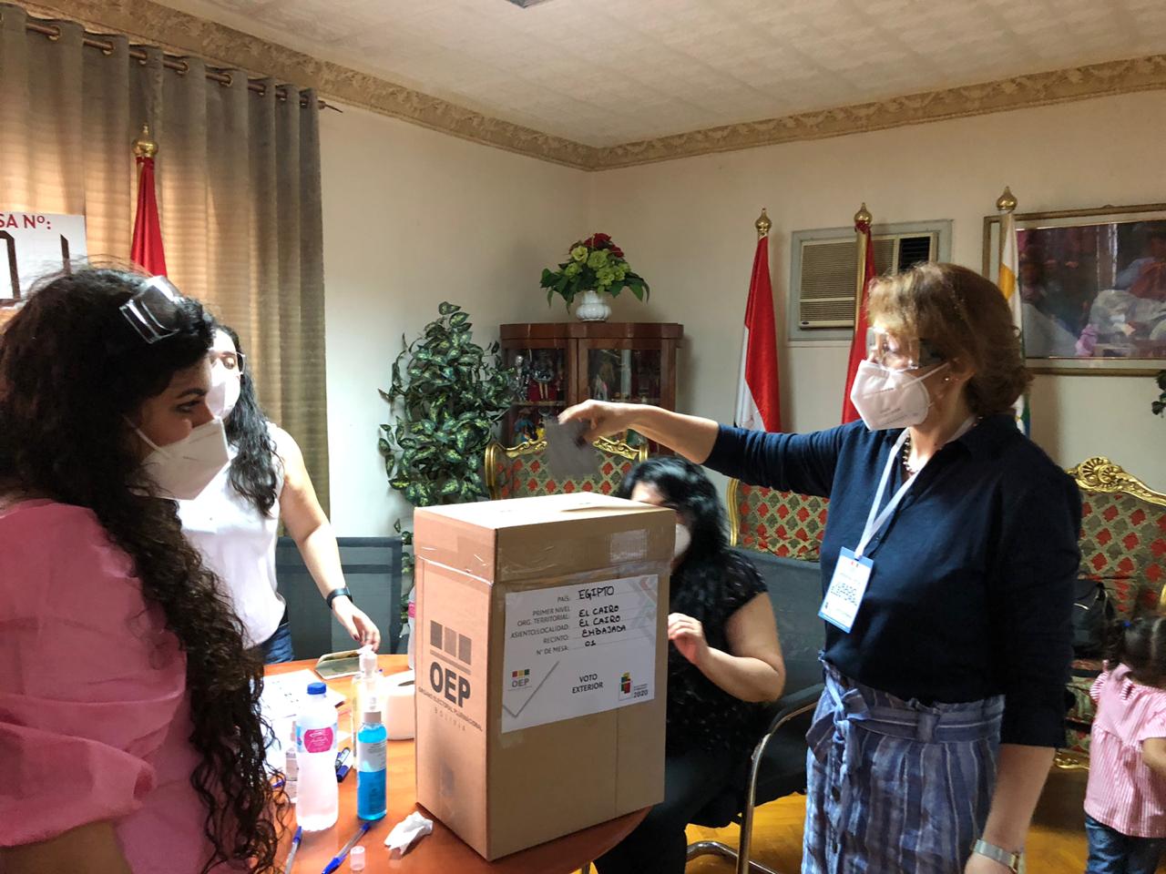 La votación inició En El Cairo con 4 jurados electorales.