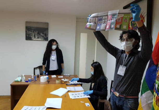 Compatriotas votan en Nueva Delhi, El Cairo y Rusia