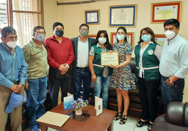 El TED Tarija recibe un reconocimiento de la Fejuve Cercado por su labor en beneficio de la democracia