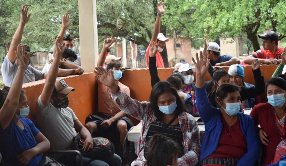 Indígenas-Tapietes-votan-levantando-la-mano.