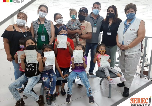El Serecí Santa Cruz entrega 364 certificados de nacimiento gratuitos en la campaña “Mi primer certificado”