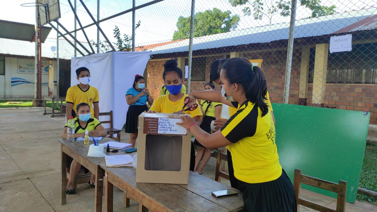 Estudiantes votan en el municipio de Puerto Rico, Pando.
